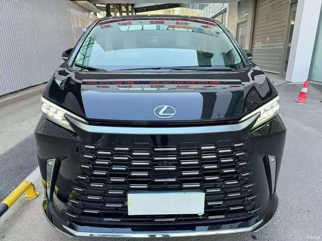 Lexus LM, 2026 3