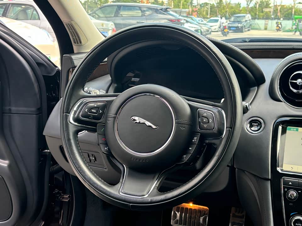 Jaguar XJ