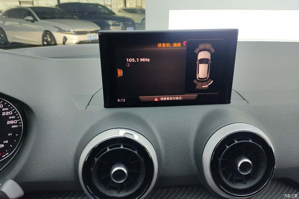 Audi Q2L, 2023 13