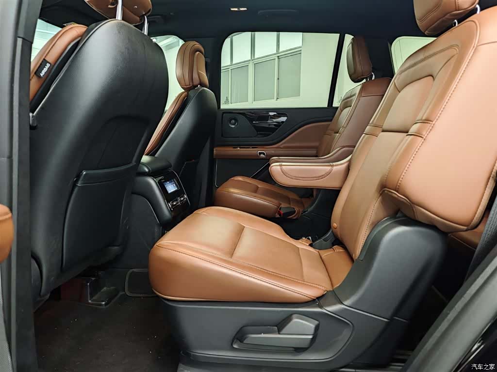 Lincoln Aviator, 2022 10