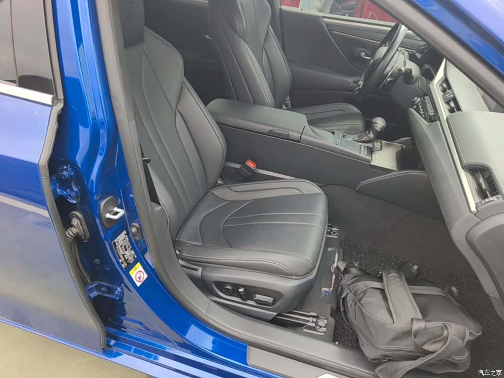Lexus ES, 2019 25