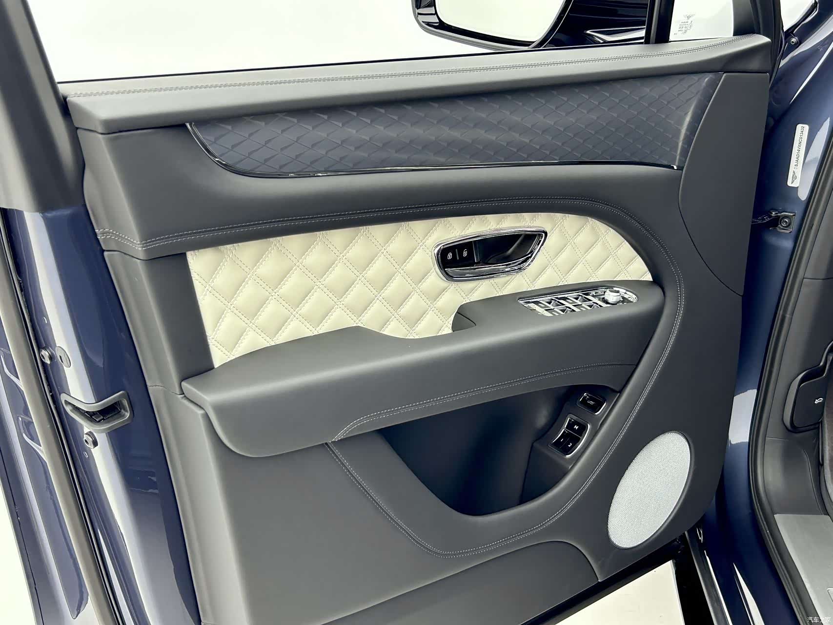 Bentley Bentayga, 2023 9