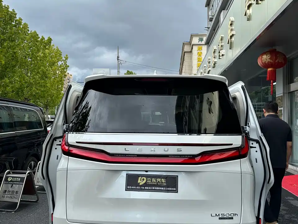 Lexus LM