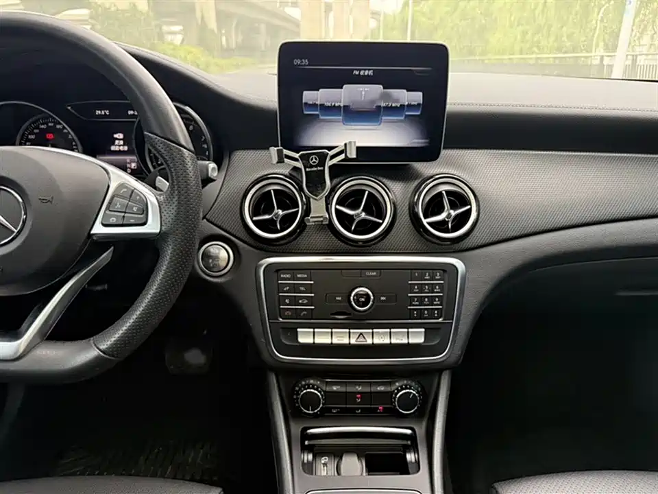 Mercedes-Benz GLA Mercedes-Benz GLA