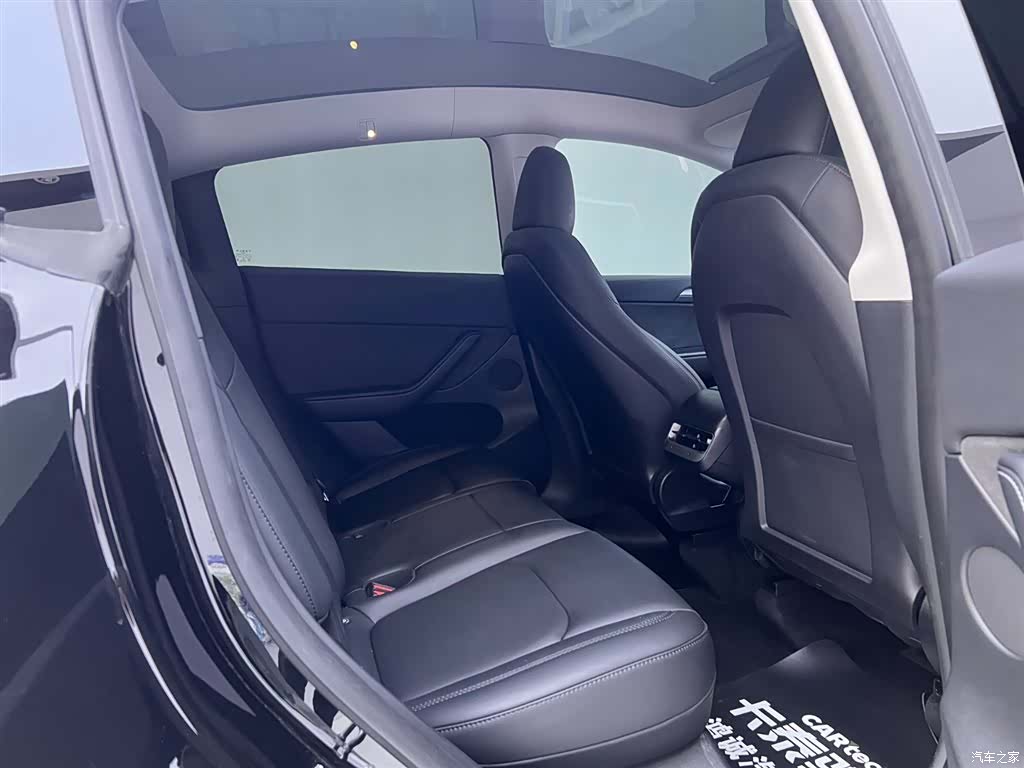 Tesla Model Y, 2024 18