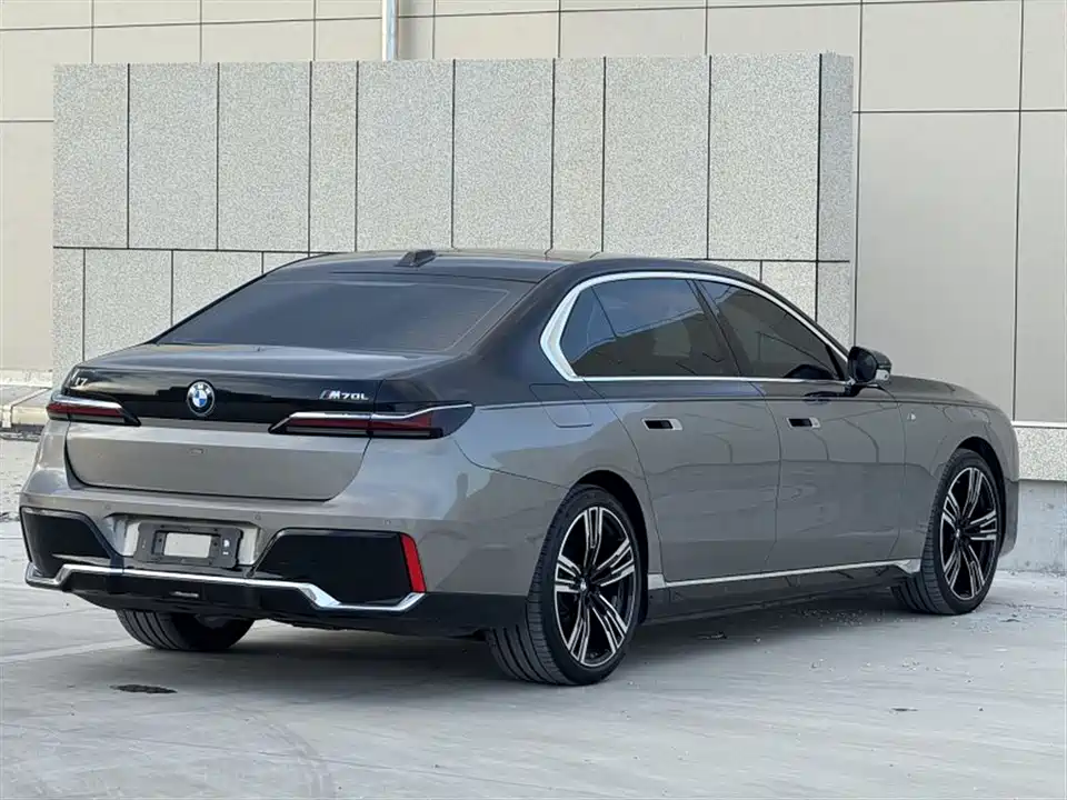 BMW i7