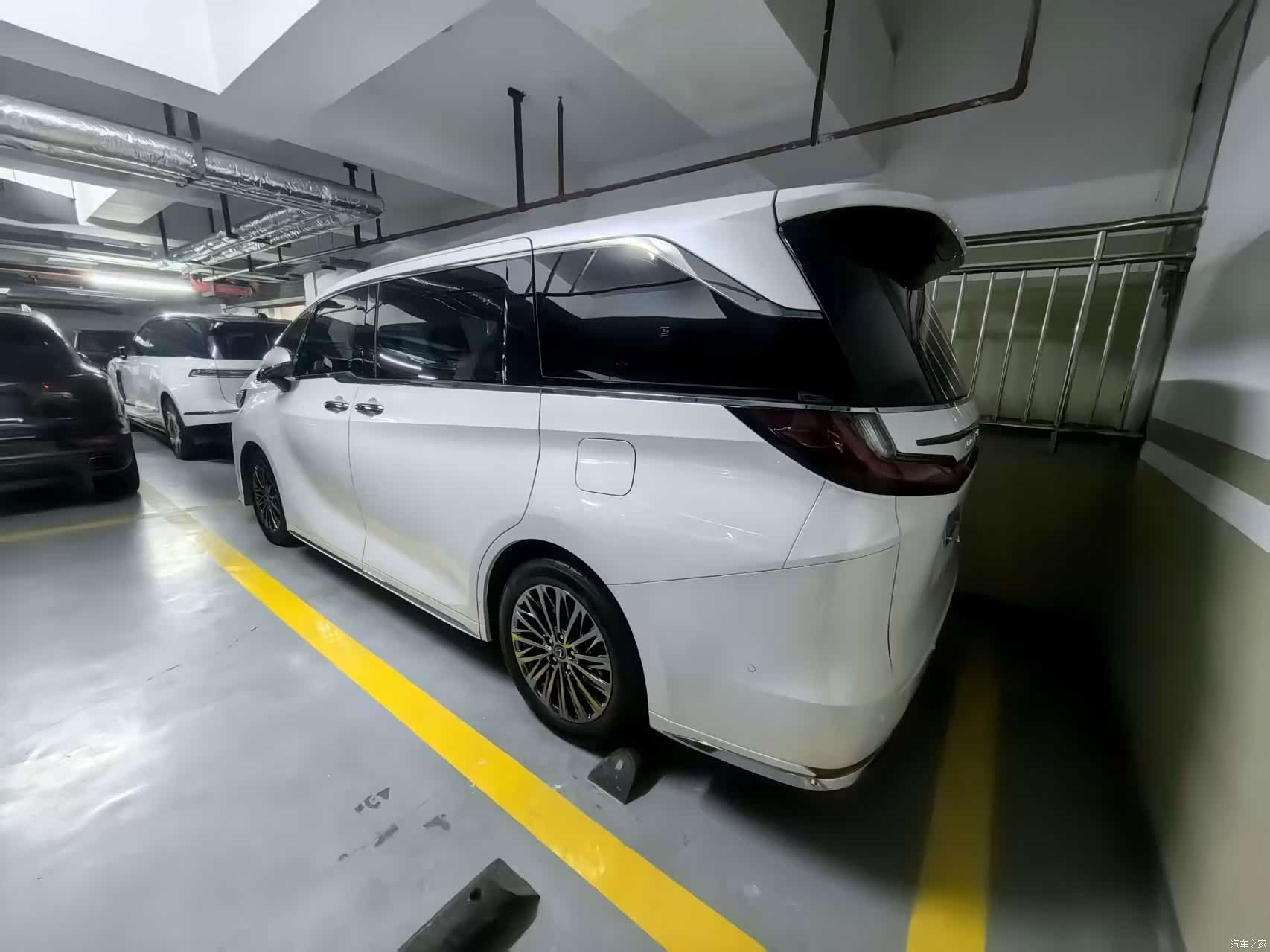 Lexus LM, 2024 3
