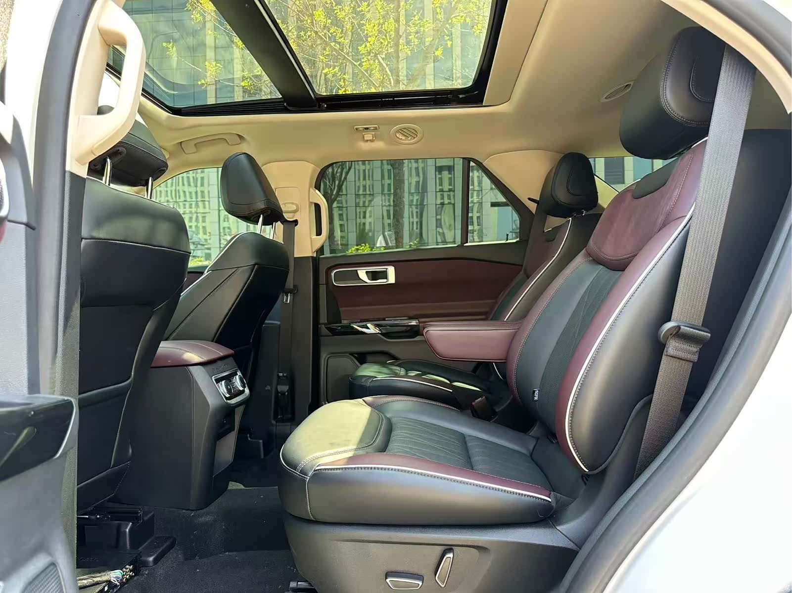 Ford Explorer, 2023 11