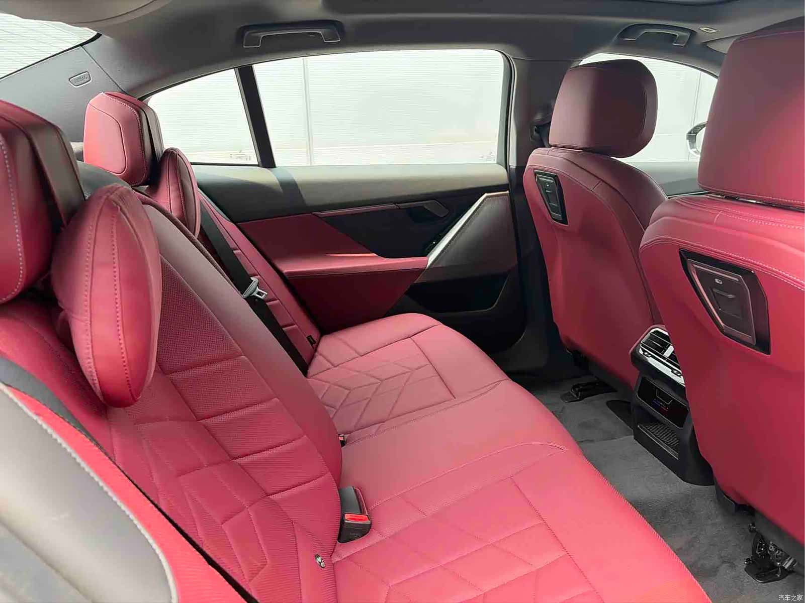 BMW i5, 2025 13