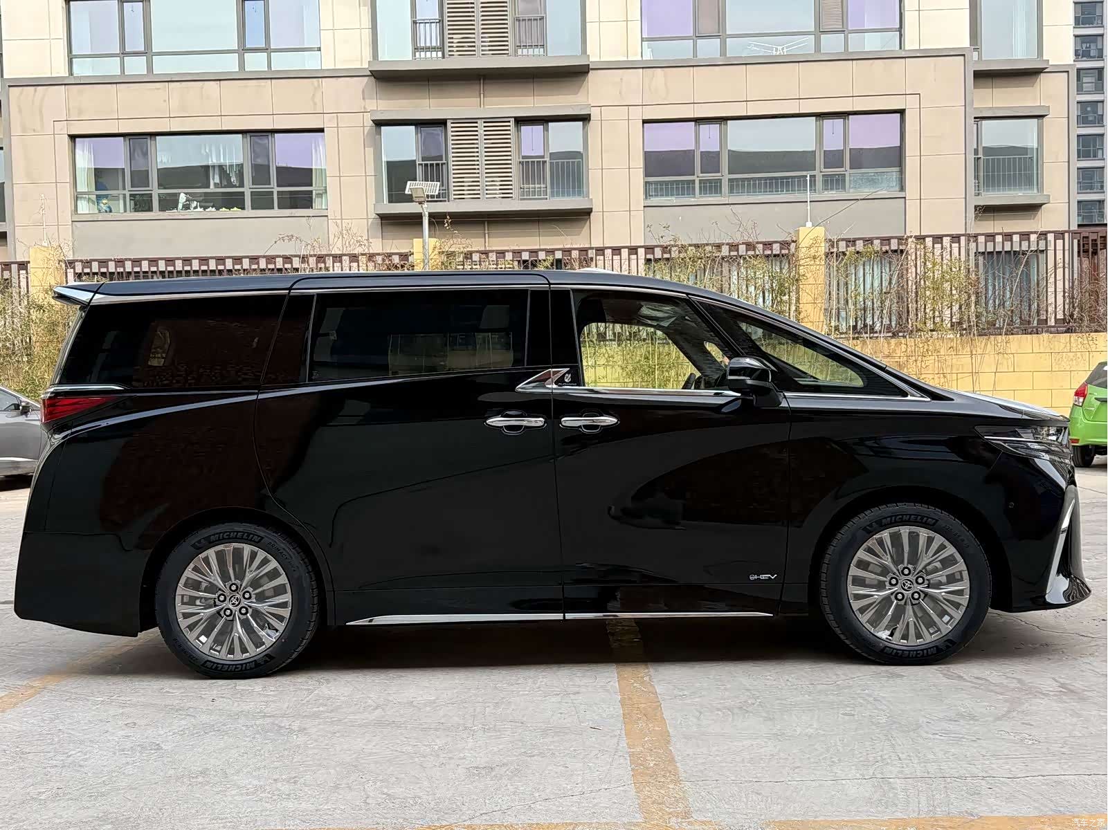 Toyota Alphard, 2025 6
