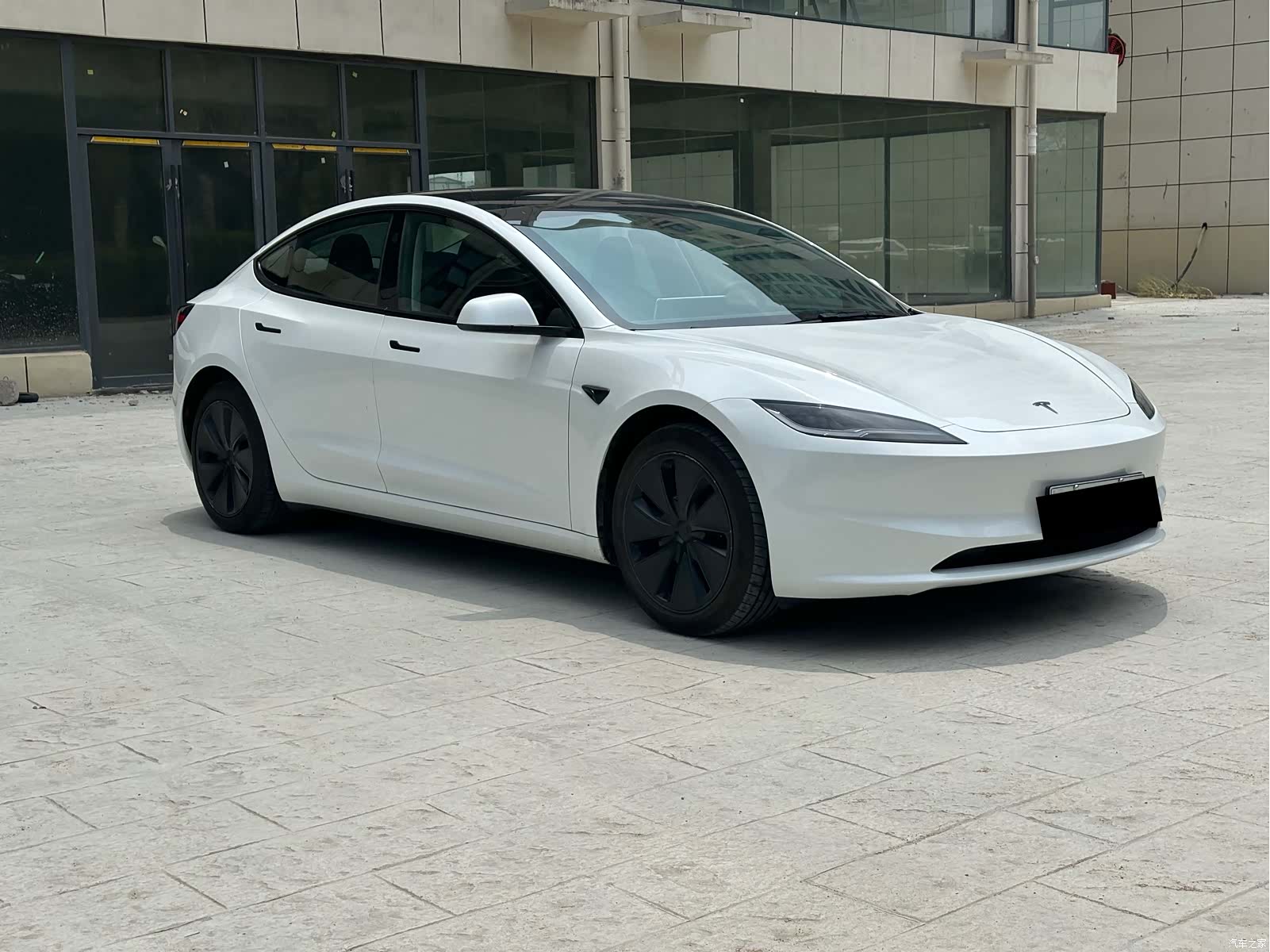 Tesla Model 3, 2025 3