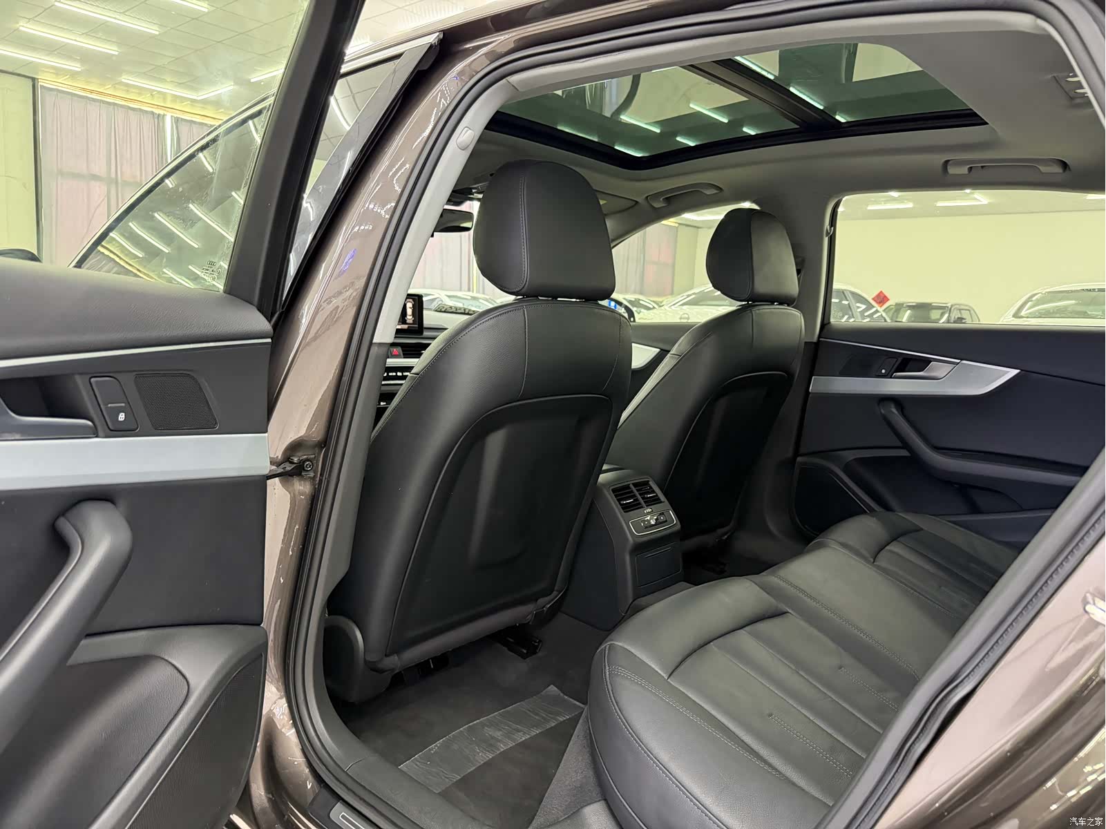 Audi A4L, 2018 все фото