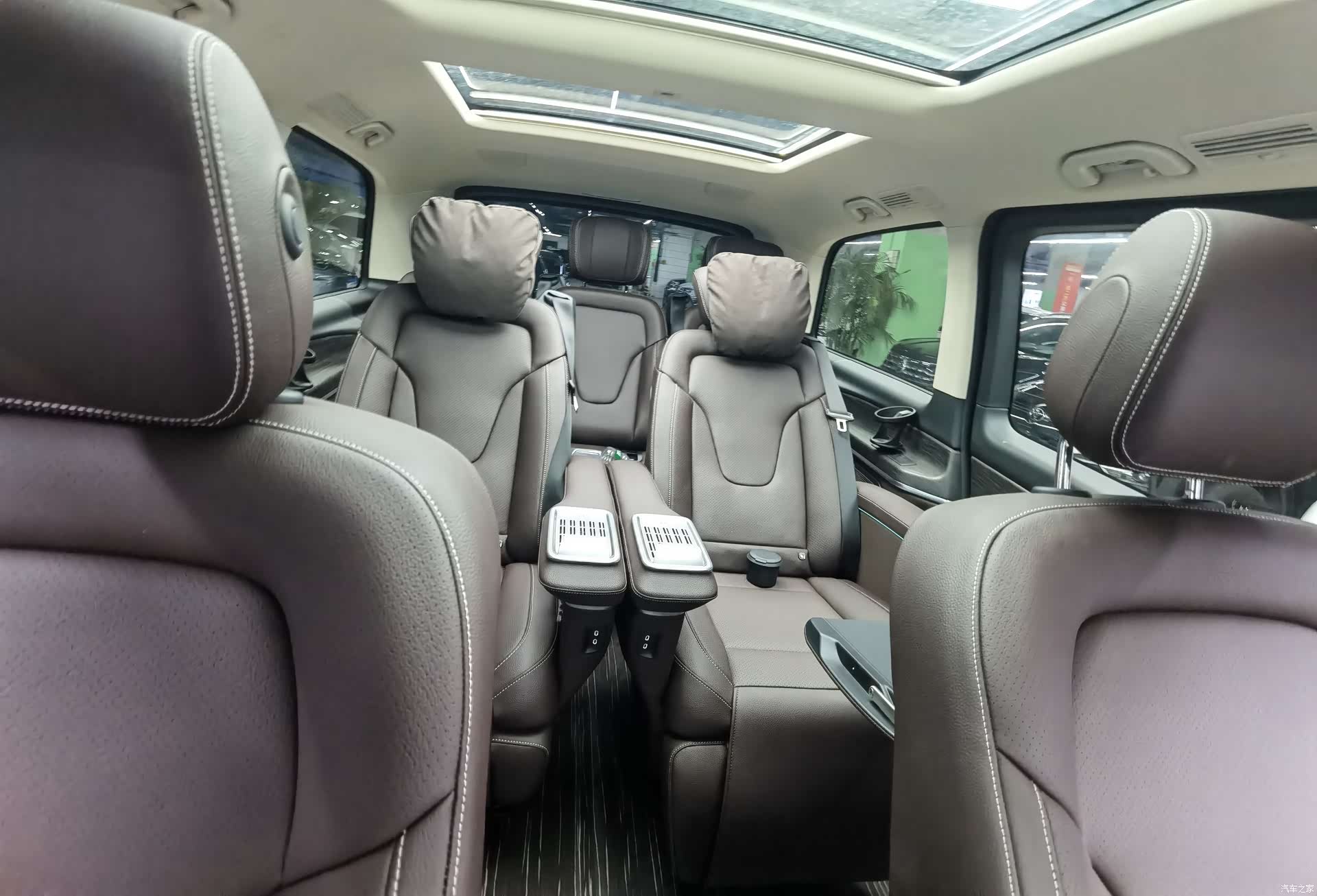 Mercedes-Benz V-Class, 2024 10