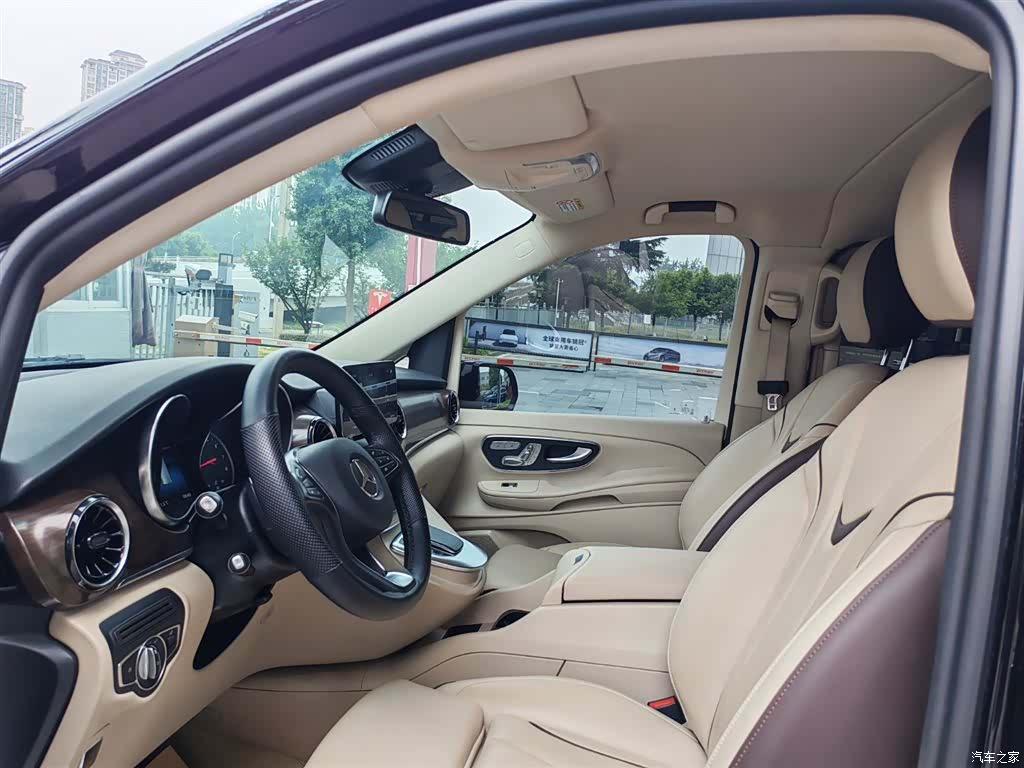 Mercedes-Benz V-Class, 2024 11