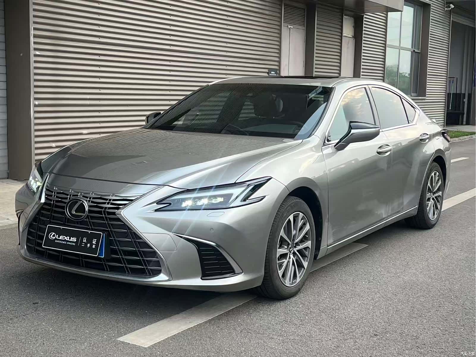 Lexus ES, 2025 1