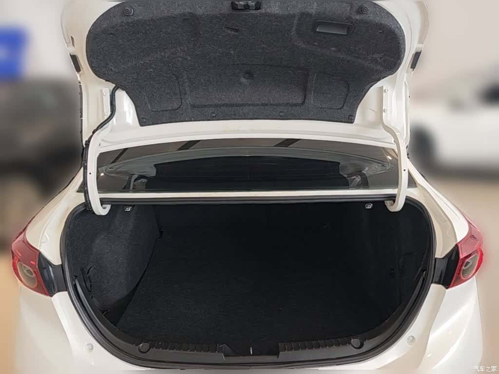 Mazda Mazda3, 2015 10