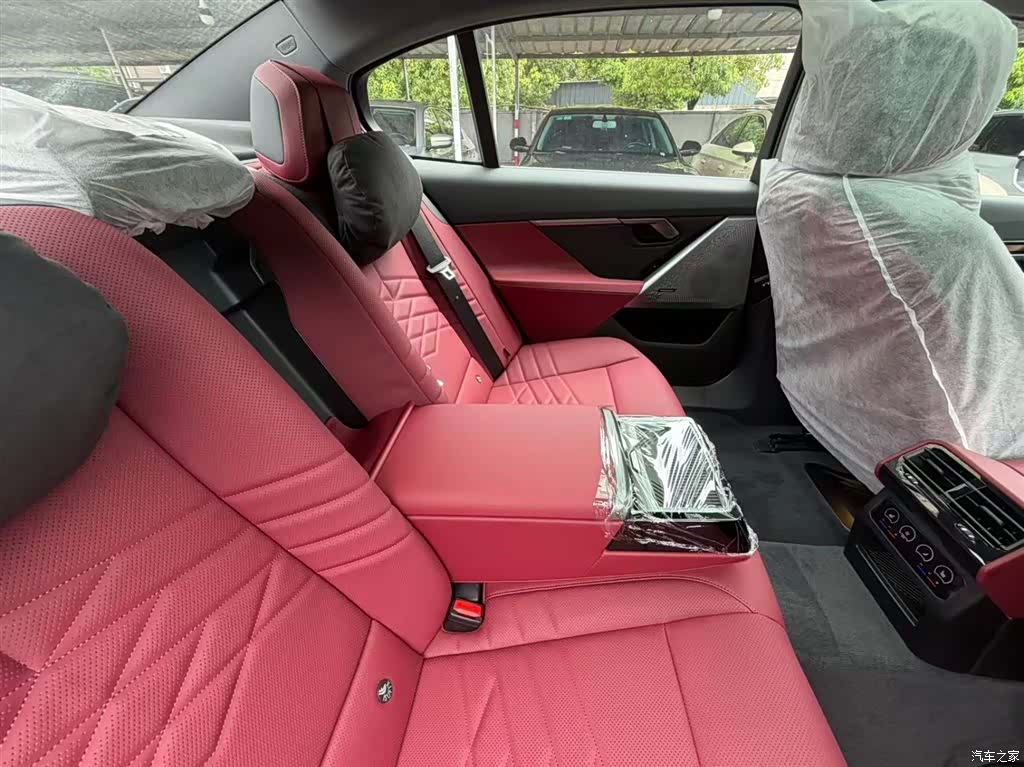 BMW 5 Series, 2026 15