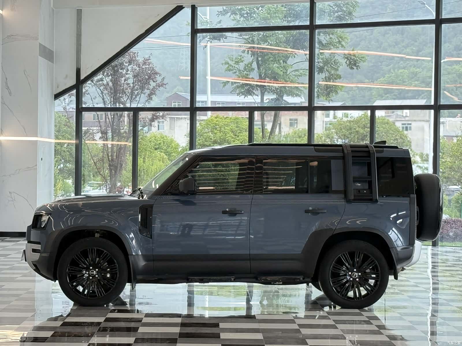 Land Rover Defender, 2022 3