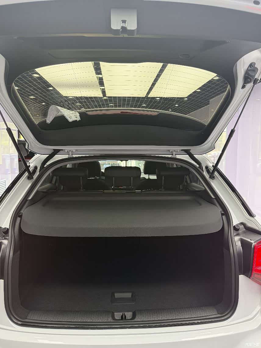 Audi Q2L, 2023 21