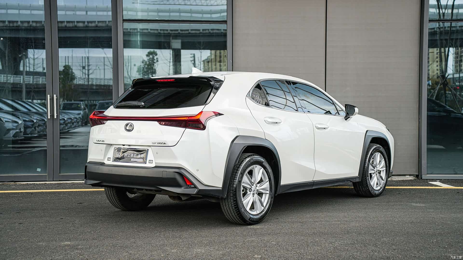 Lexus UX, 2023 4