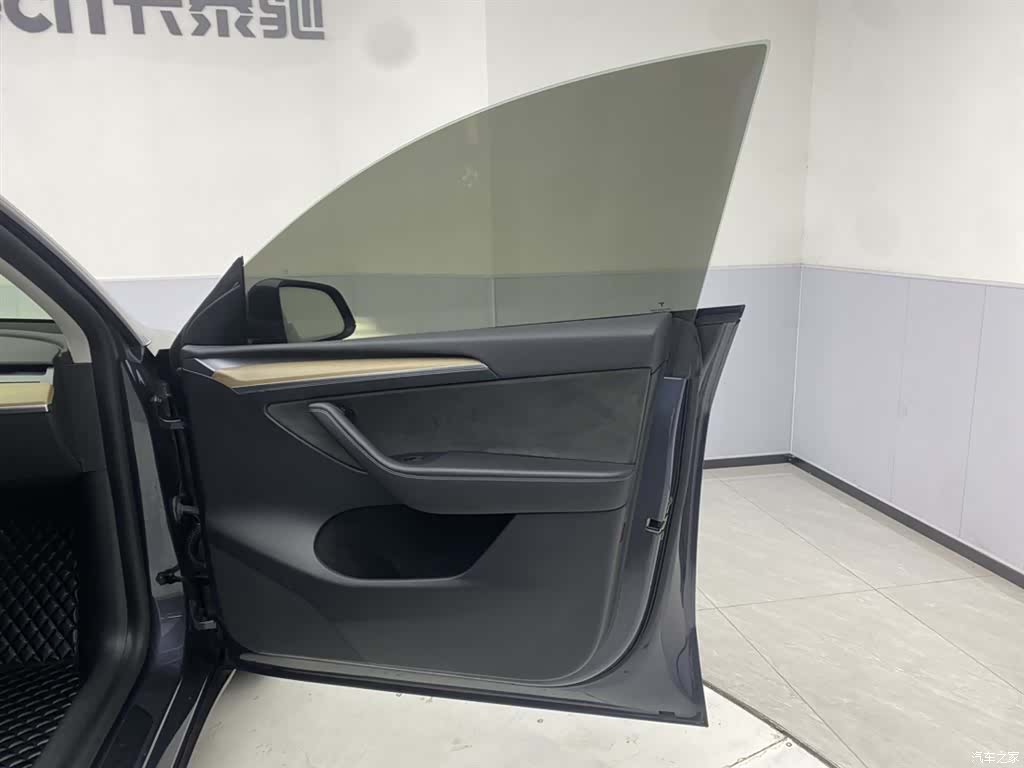 Tesla Model Y, 2021 25