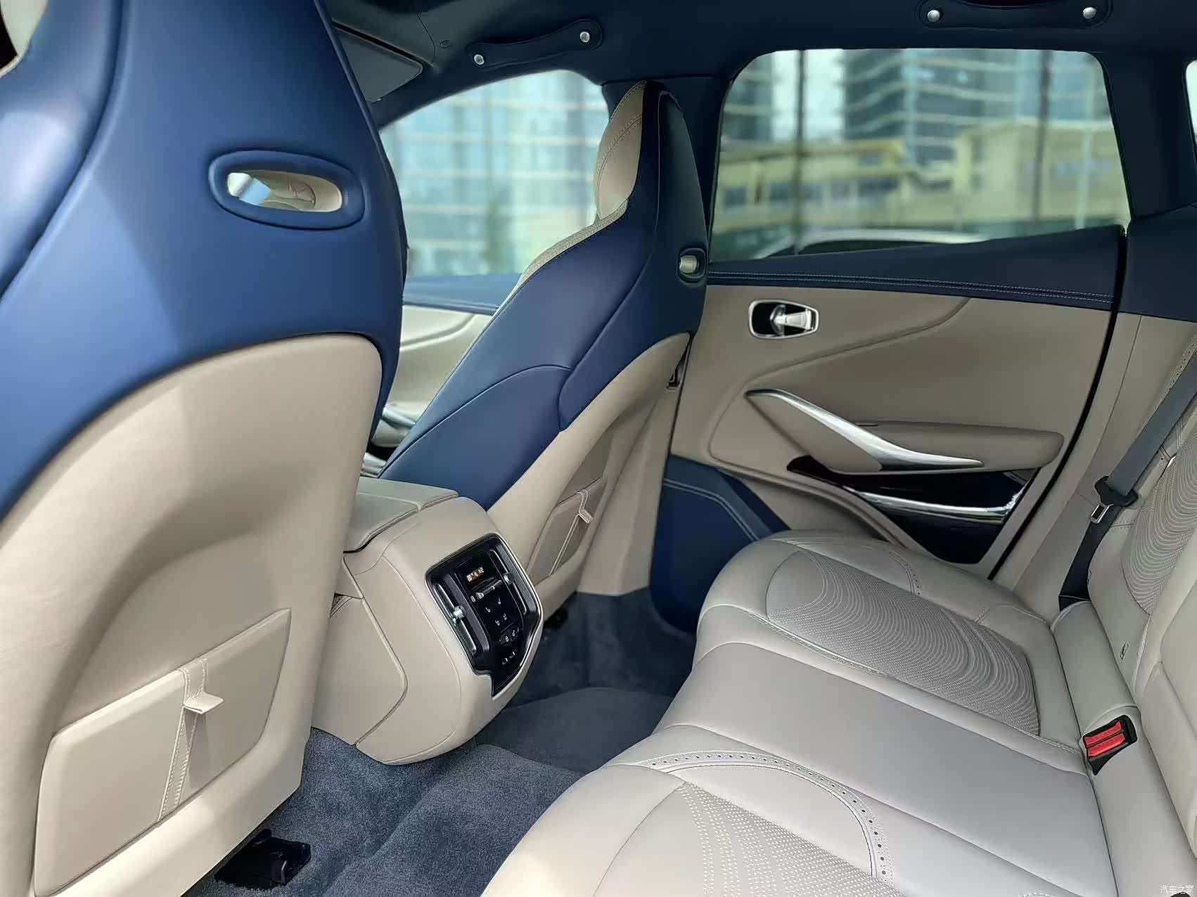 Aston Martin DBX, 2022 все фото