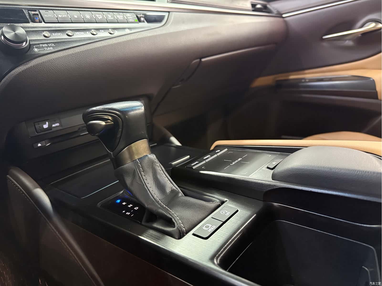 Lexus ES, 2019 14