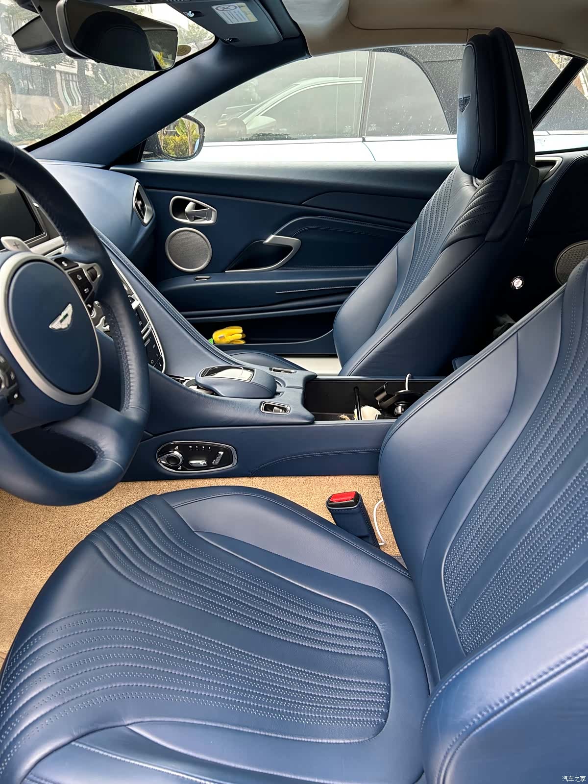 Aston Martin DB11, 2021 3