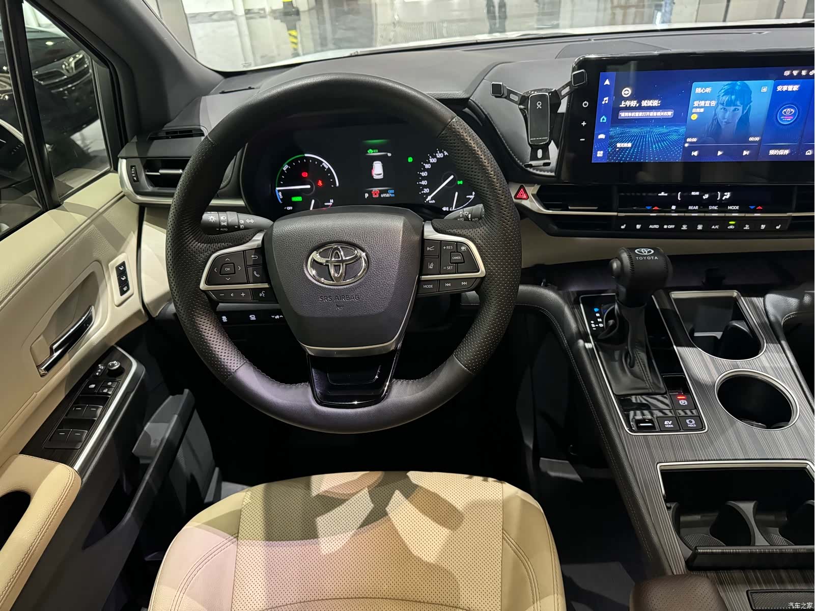 Toyota Granvia, 2023 10