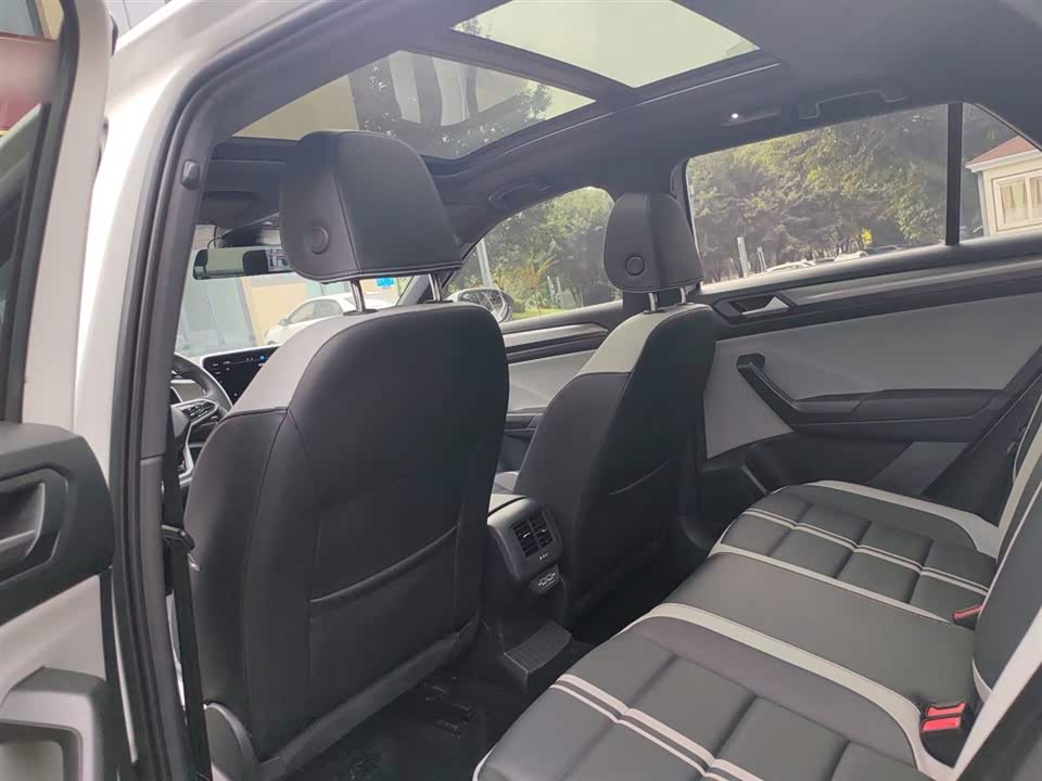 Volkswagen T-ROC exploring Songs