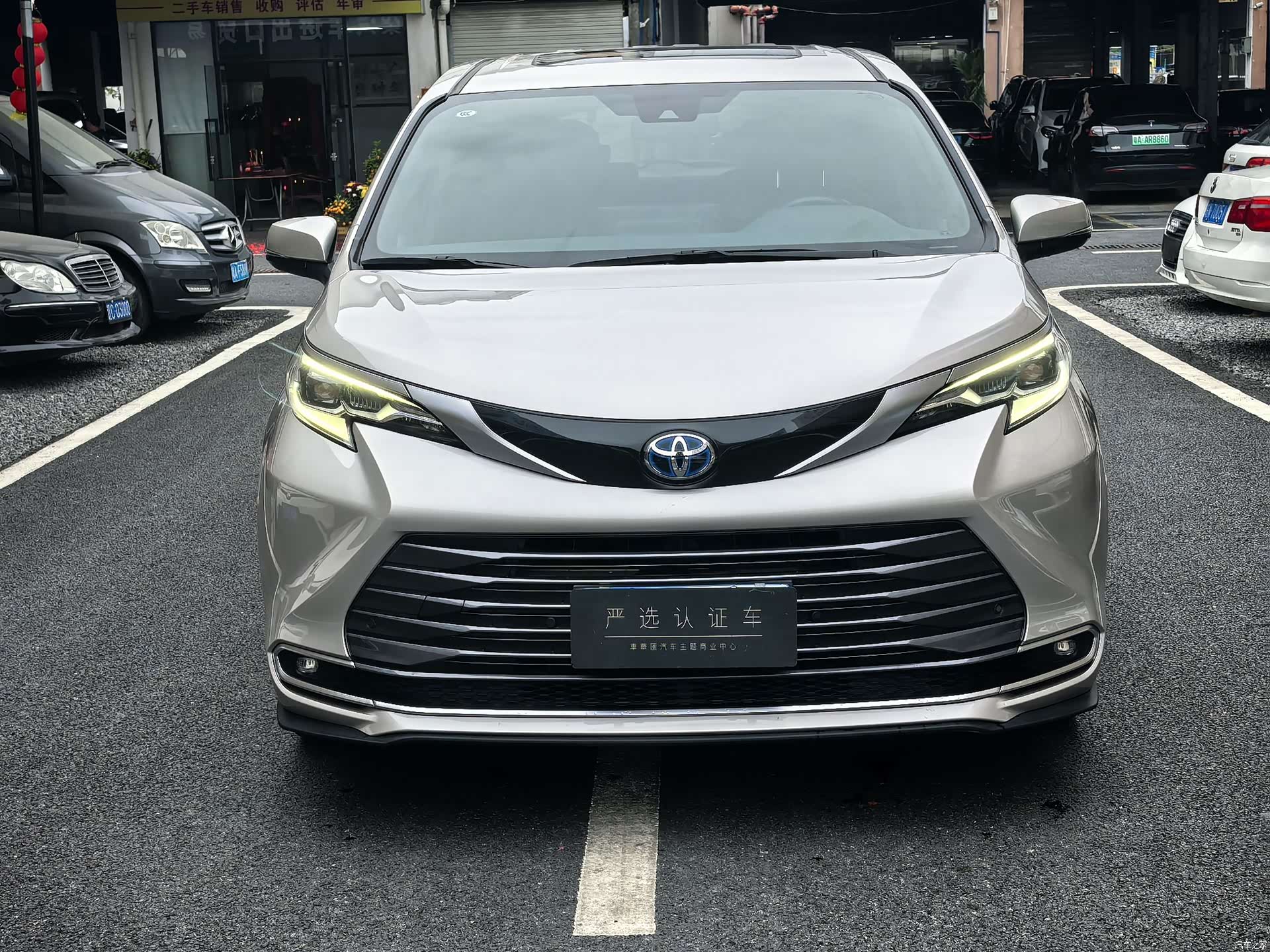 Toyota Sienna, 2023 все фото