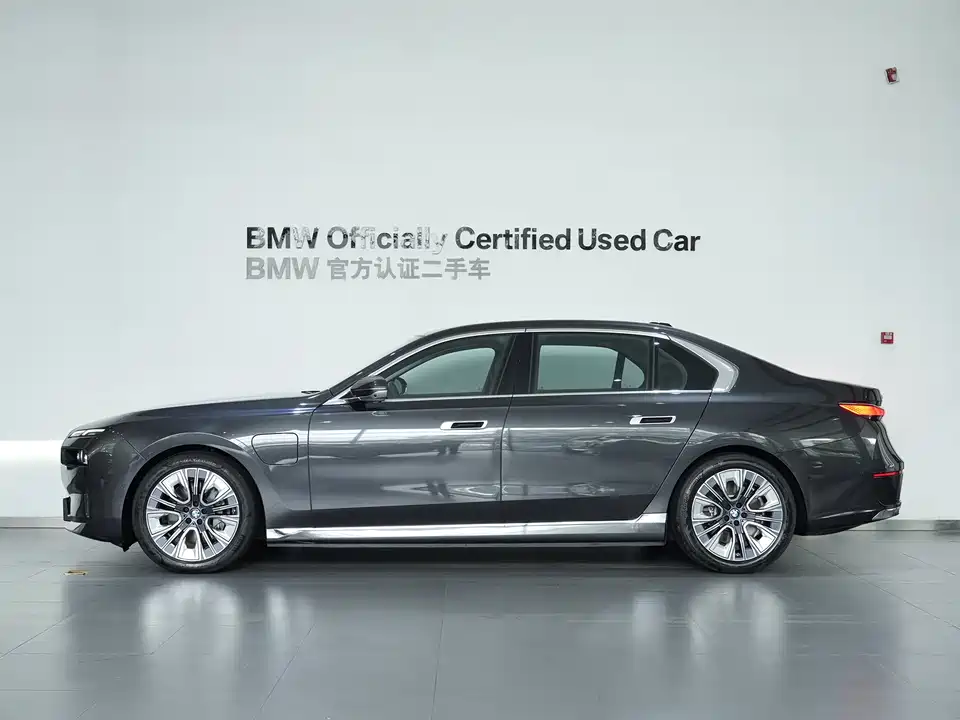BMW i7