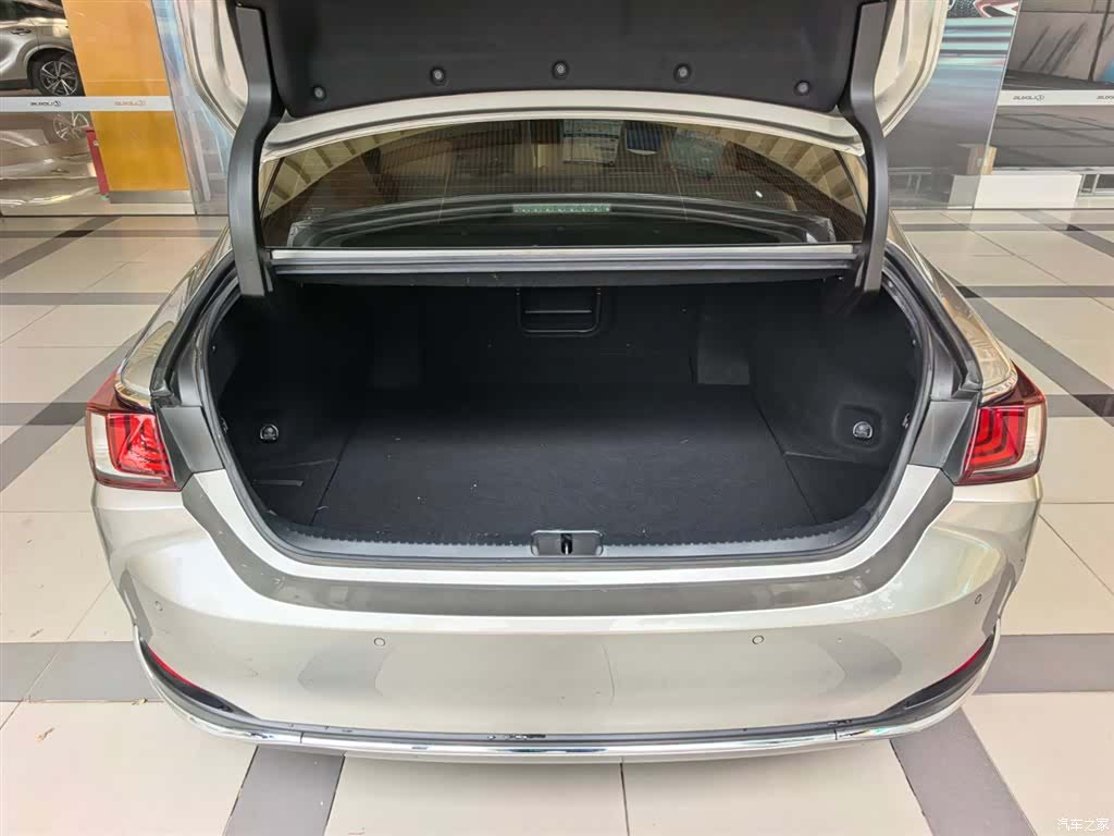 Lexus ES, 2022 все фото