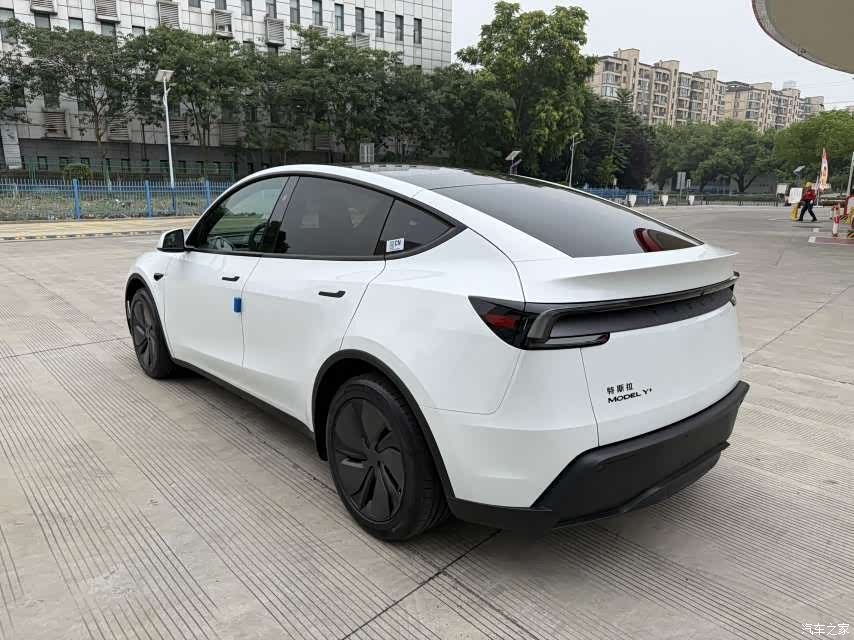 Tesla Model Y, 2026 10