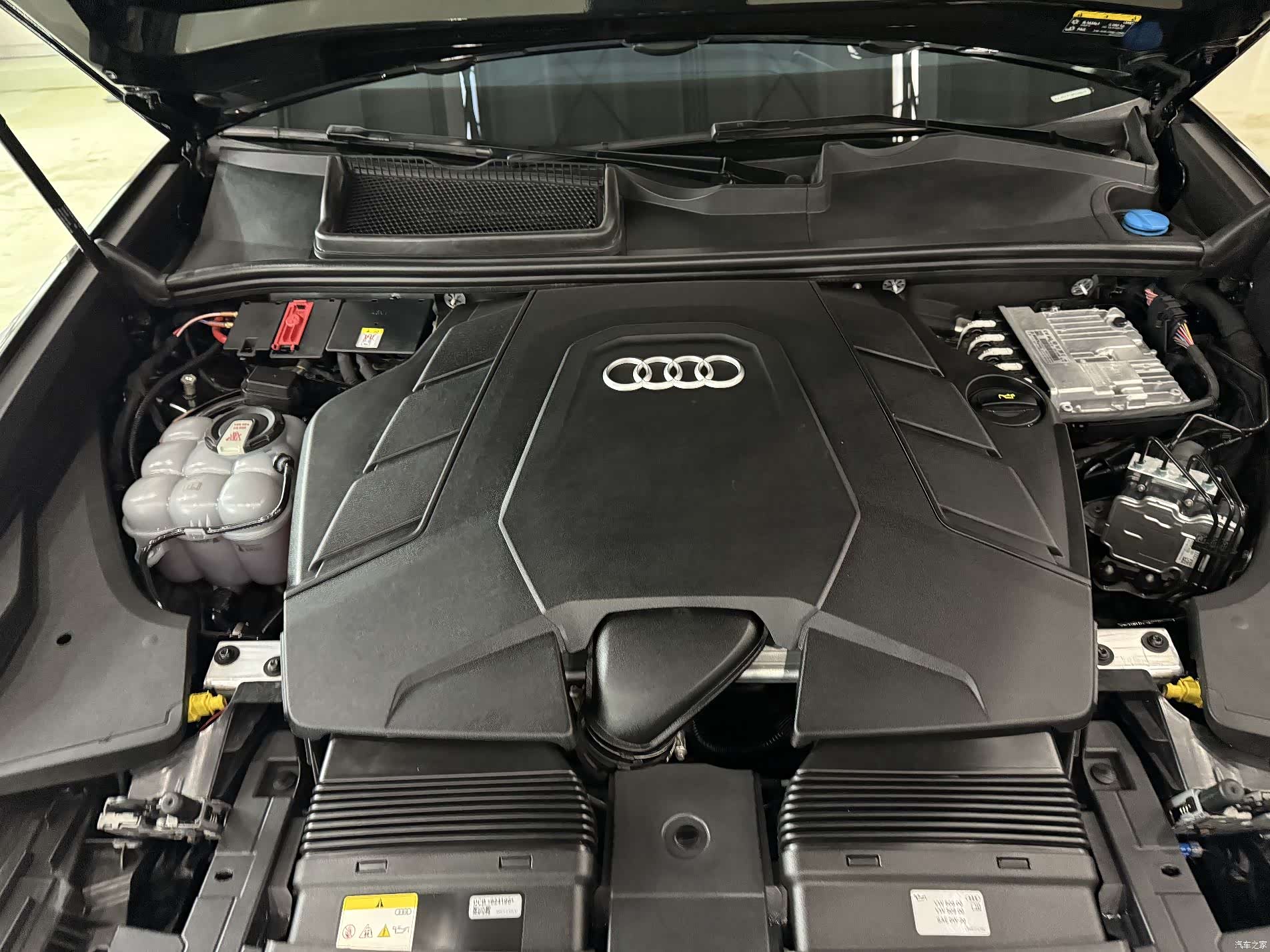 Audi Q8, 2023 10