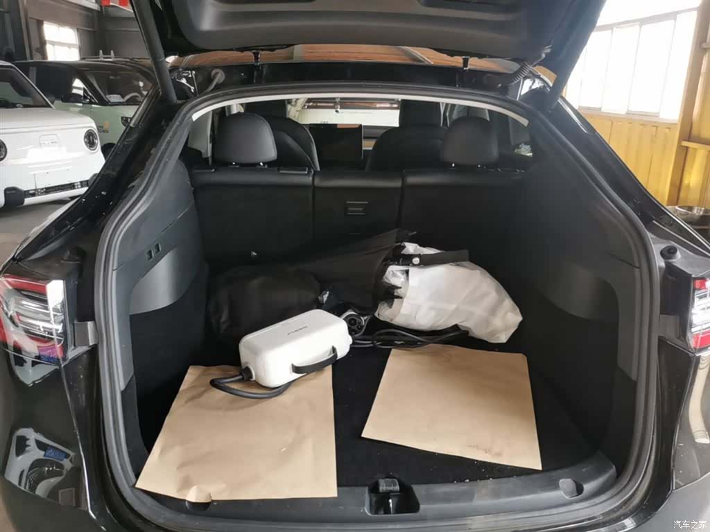 Tesla Model Y, 2022 19