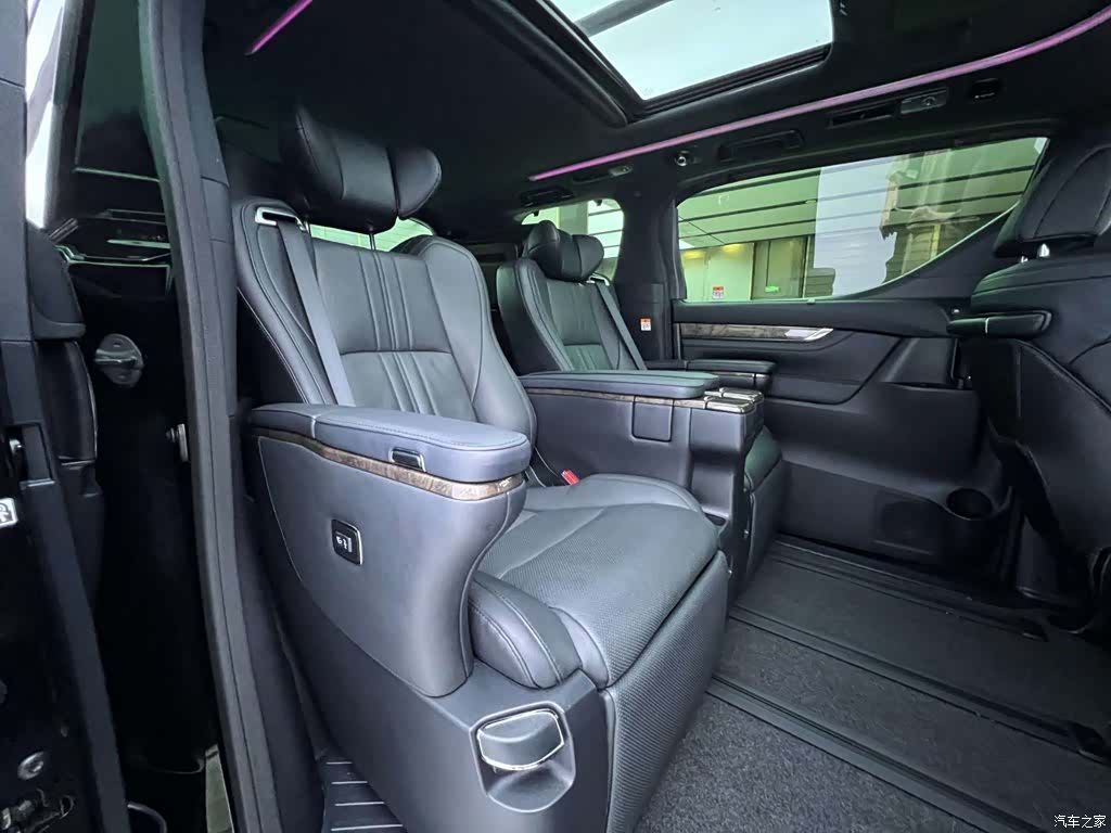 Toyota Vellfire, 2023 26