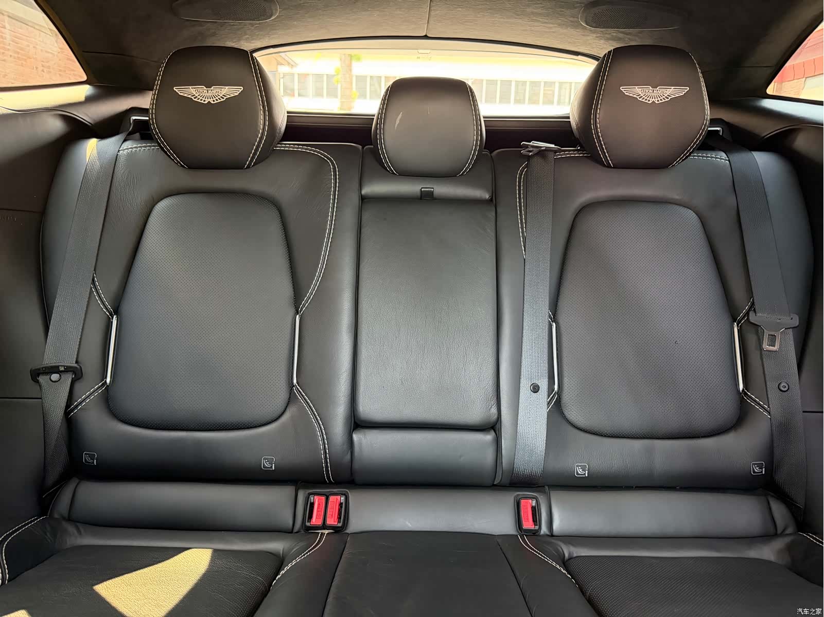 Aston Martin DBX, 2021 13