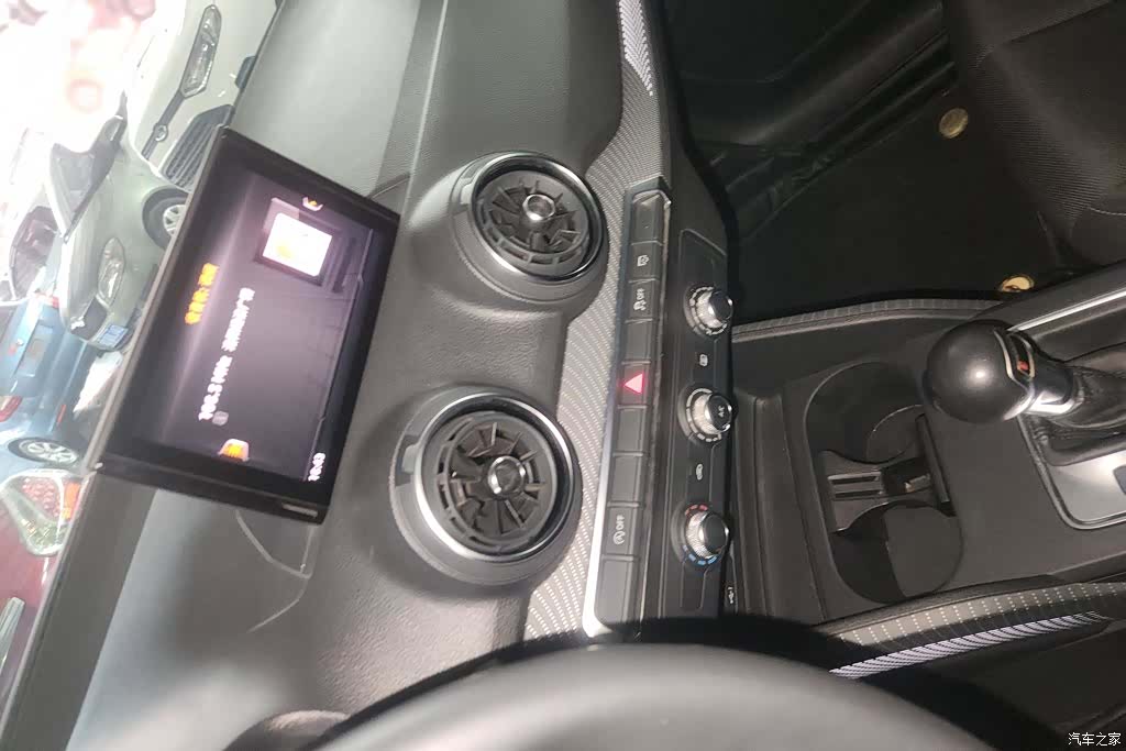 Audi Q2L, 2019 13