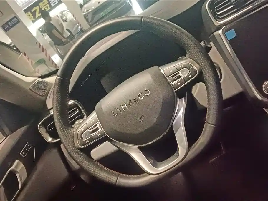 Lynk & Co 01