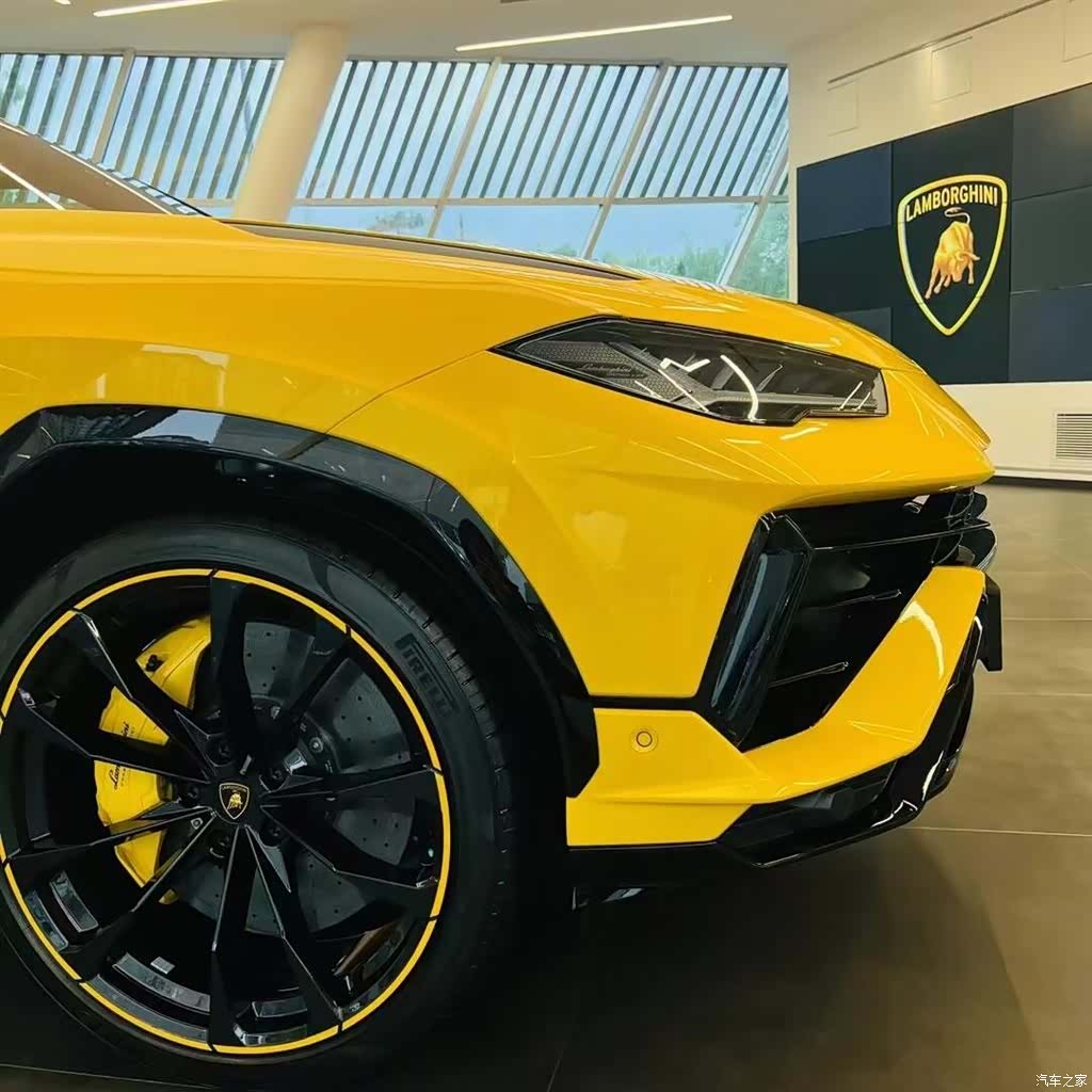 Lamborghini Urus, 2023 4