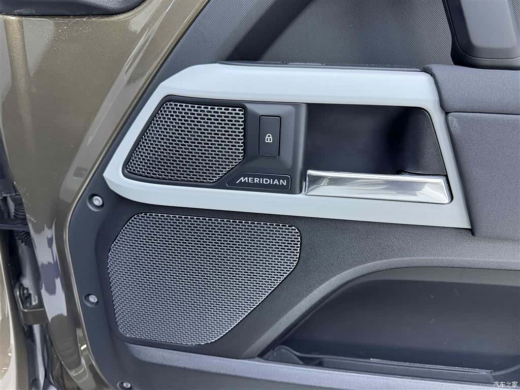 Land Rover Defender, 2020 25