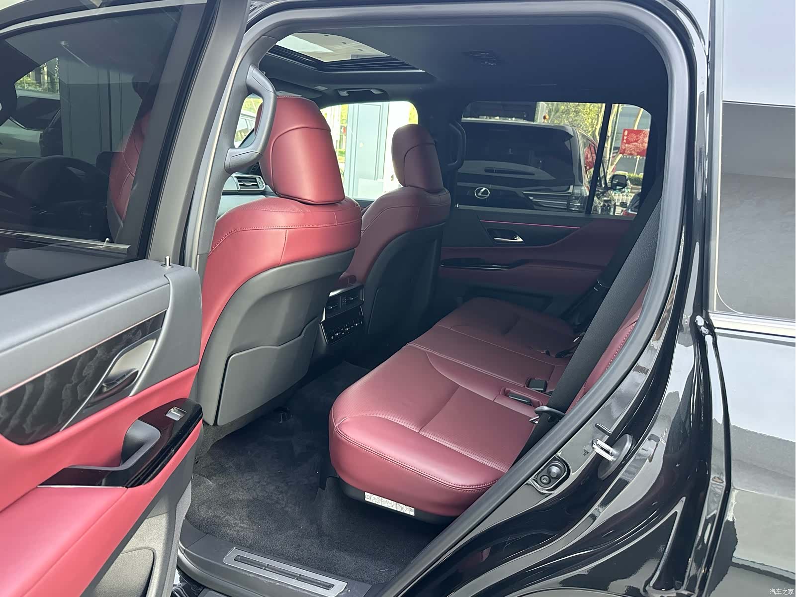 Lexus LX, 2024 4