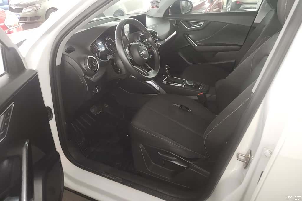 Audi Q2L, 2019 9