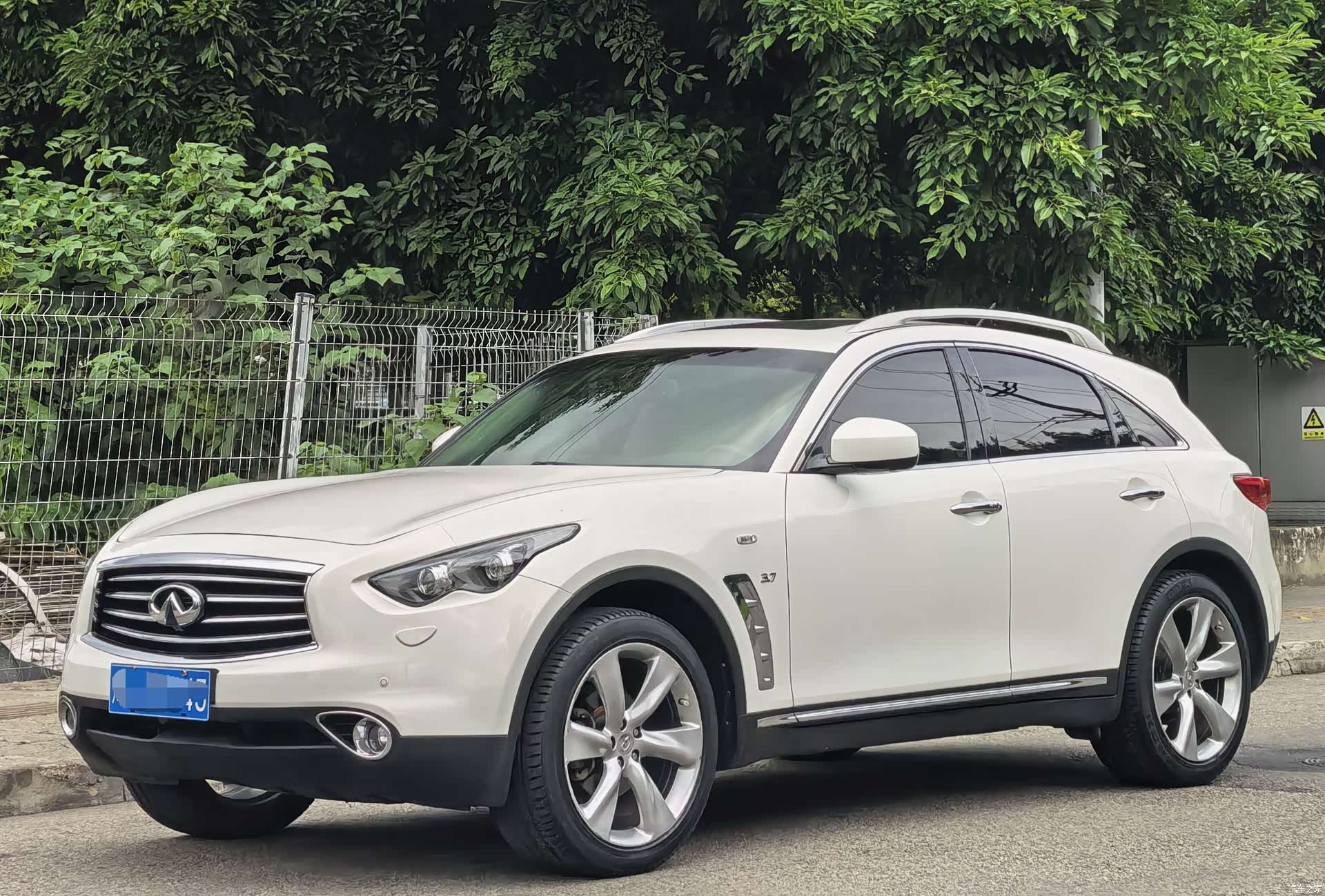 Infiniti QX70