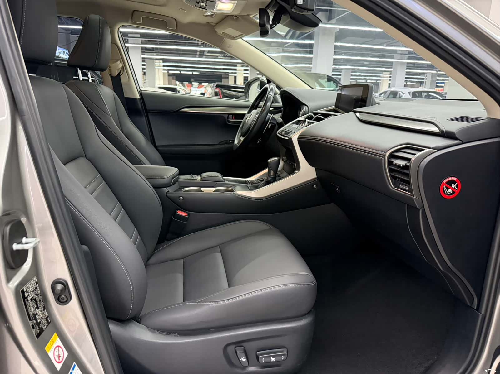 Lexus NX, 2019 13