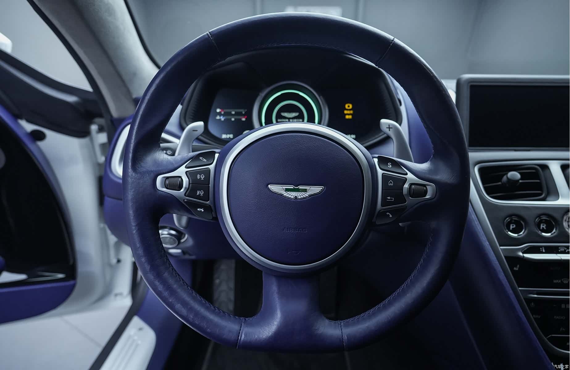 Aston Martin DB11, 2019 15