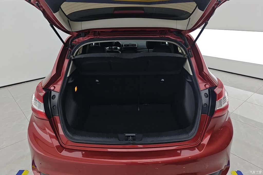 Nissan Tiida, 2019 4