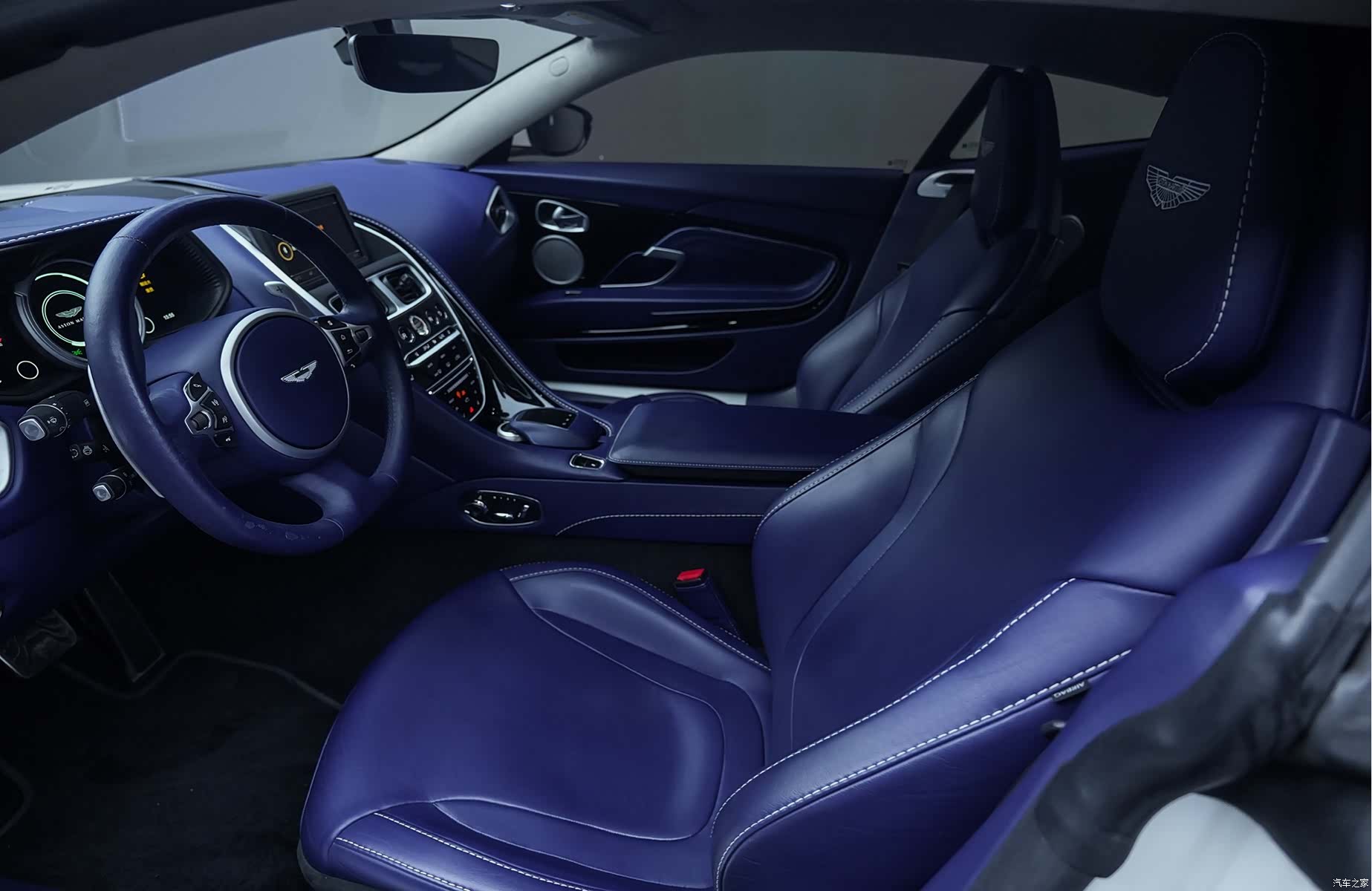 Aston Martin DB11, 2019 11