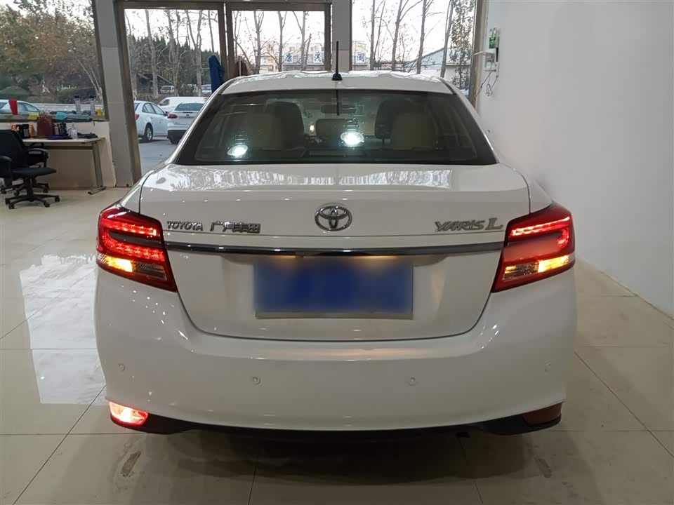 Toyota YARiS L to enjoy